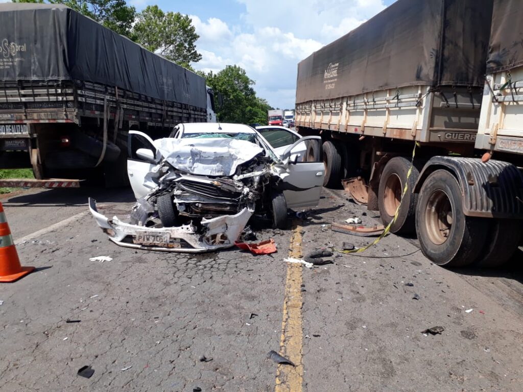 Acidente entre carreta e carro deixa vários mortos na BR-135 no Maranhão