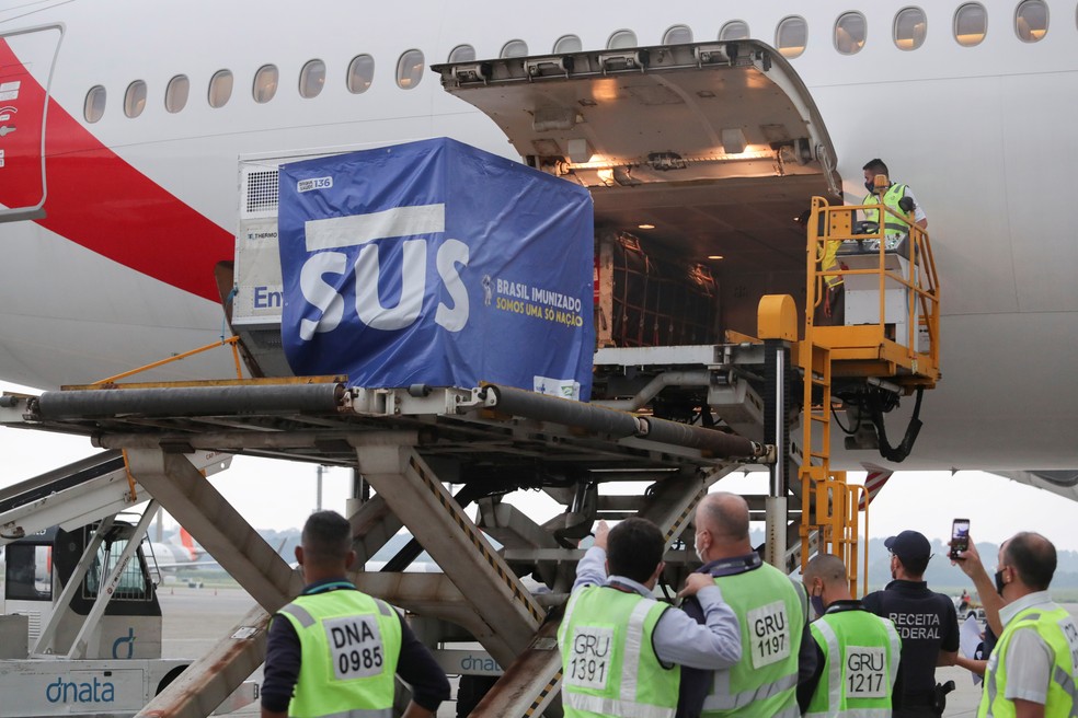 Avião com 2 milhões de doses de vacina da Índia chega ao Brasil