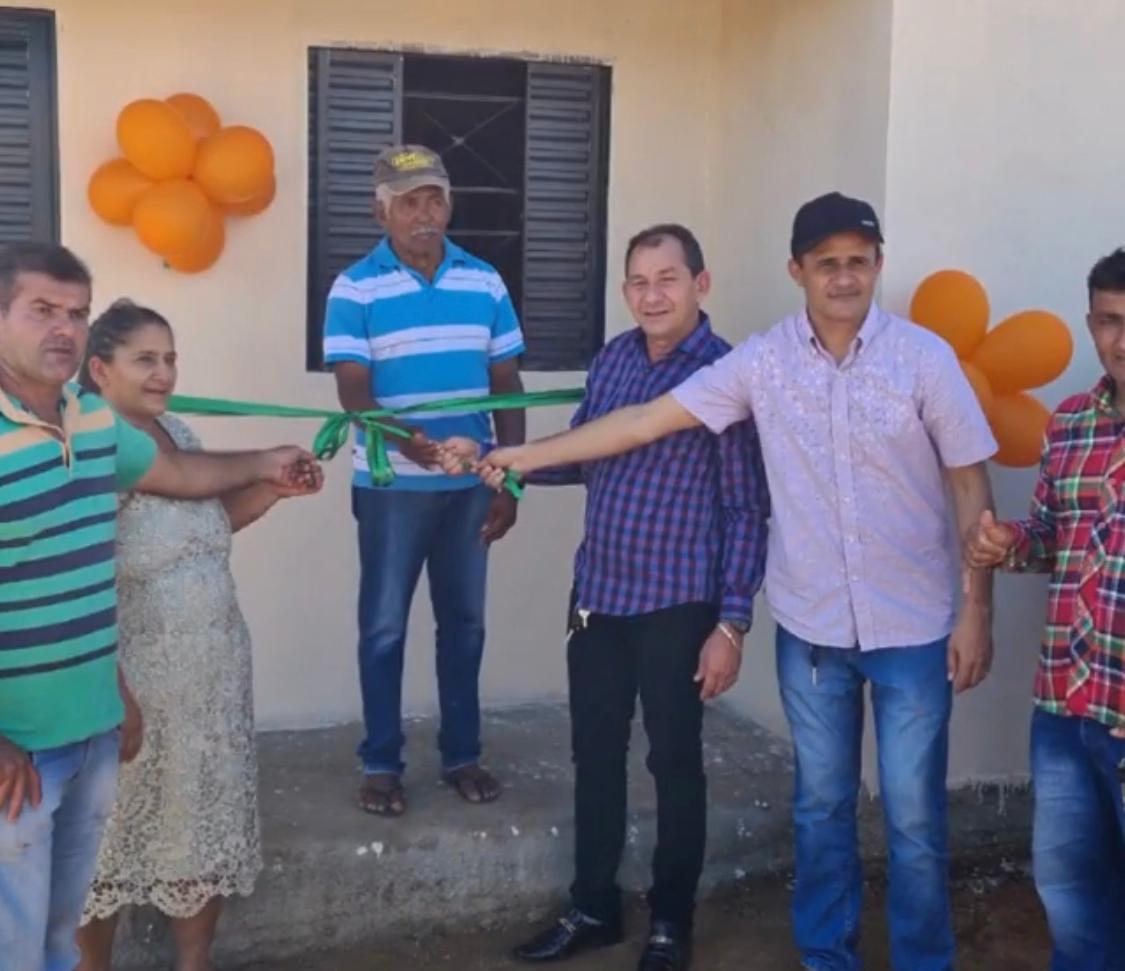 Prefeito de Formosa da Serra Negra entrega casa popular construída com próprio salário