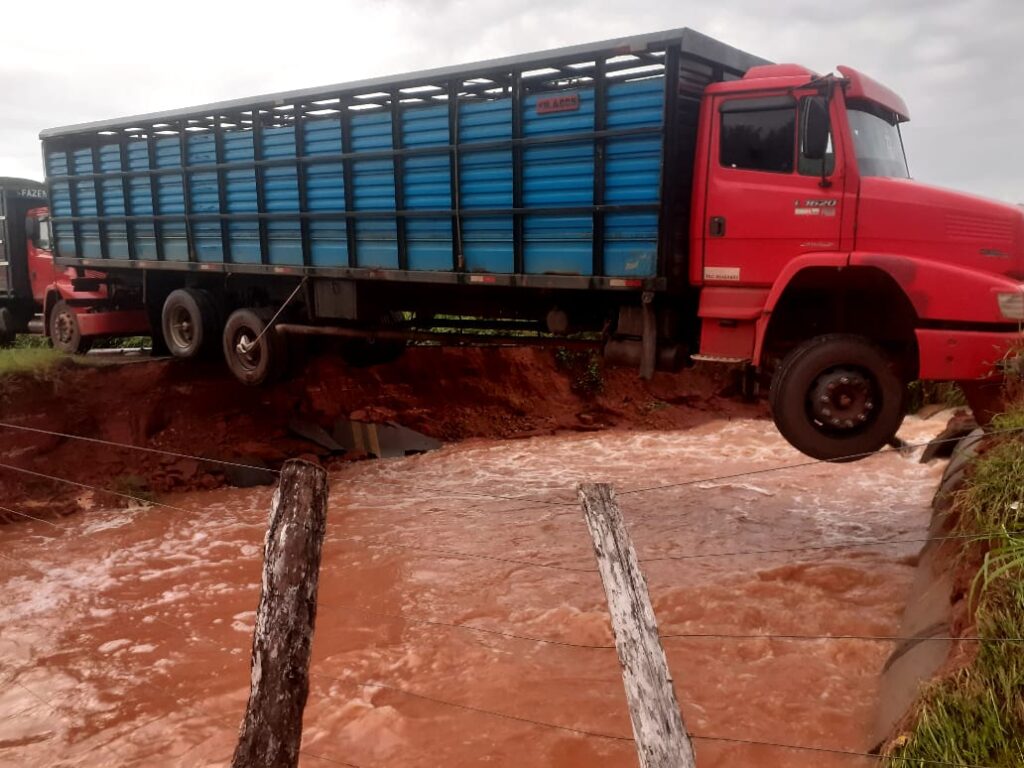 VÍDEO: caminhão fica pendurado e motorista sobrevive por um milagre após chuva levar parte da MA-012