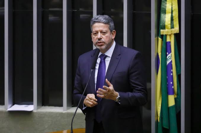 Arthur Lira é eleito presidente da Câmara com 302 votos