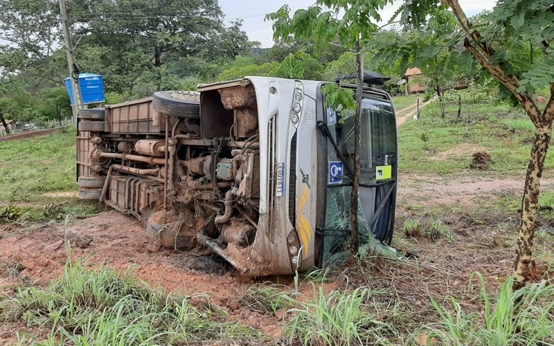 Ônibus que saiu do Maranhão tomba no Piauí com 38 passageiros a bordo