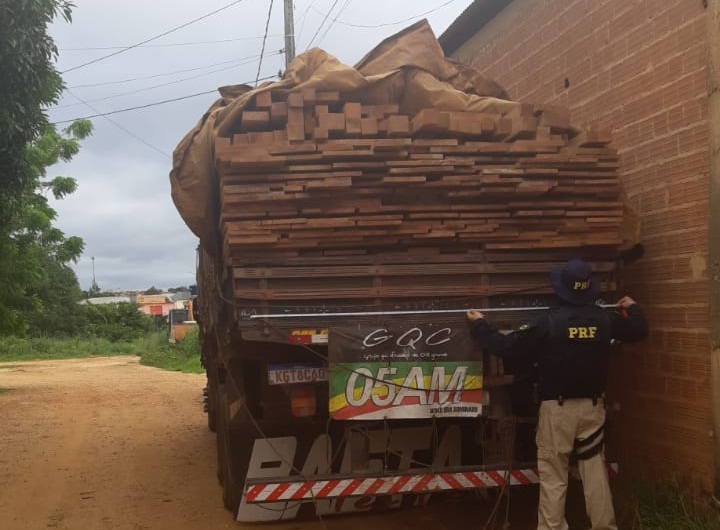 PRF apreende caminhão com carga irregular de madeira na BR-230 em Balsas