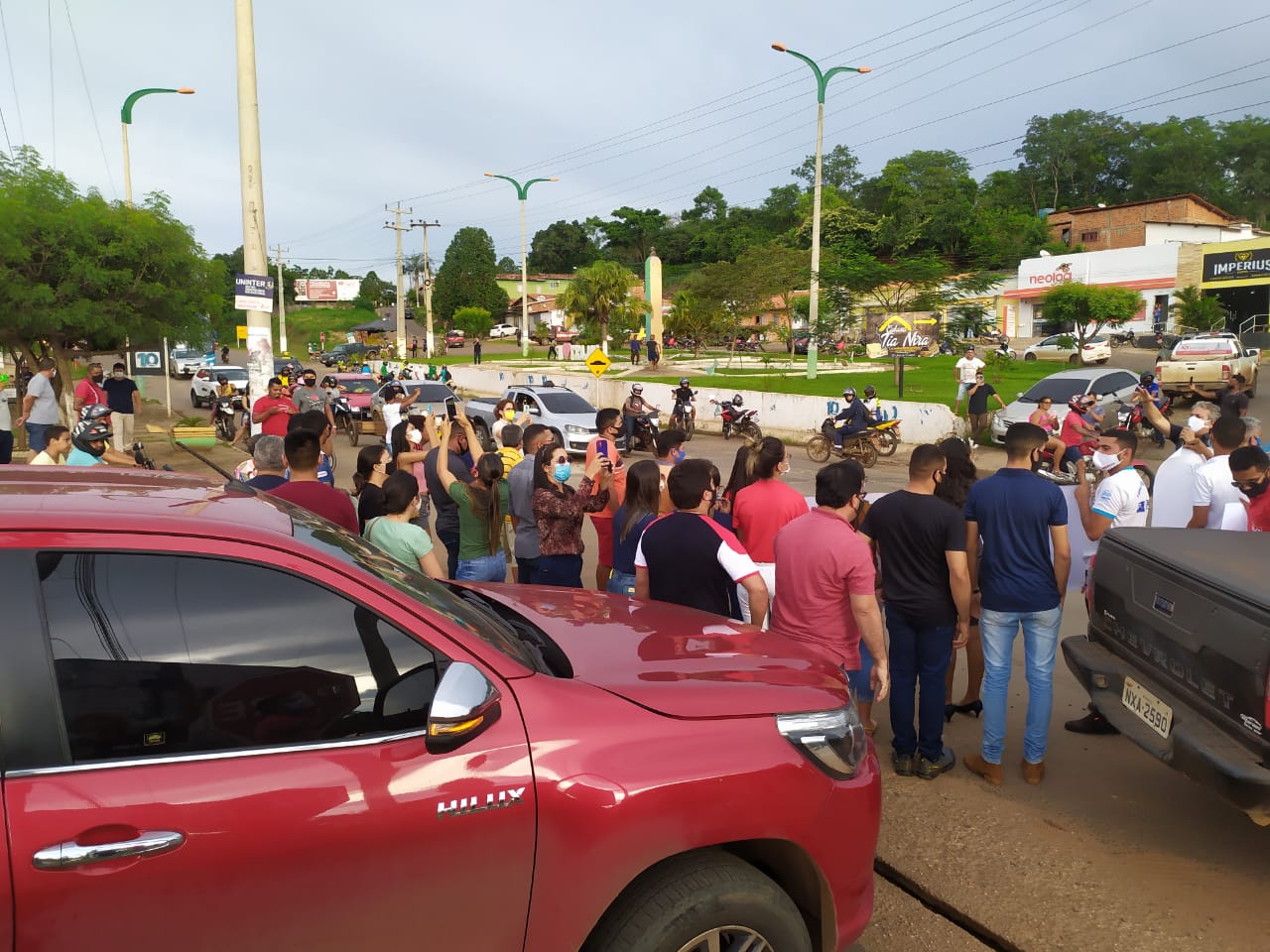 Após prefeito decretar lockdown, comerciantes fecham a ponte na BR-226 em Grajaú