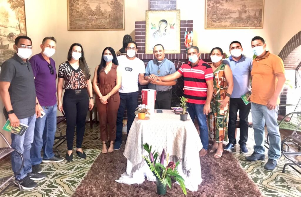 Prefeito Assis Ramos e lideranças políticas visitam a Paróquia de Santa Ana em Montes Altos