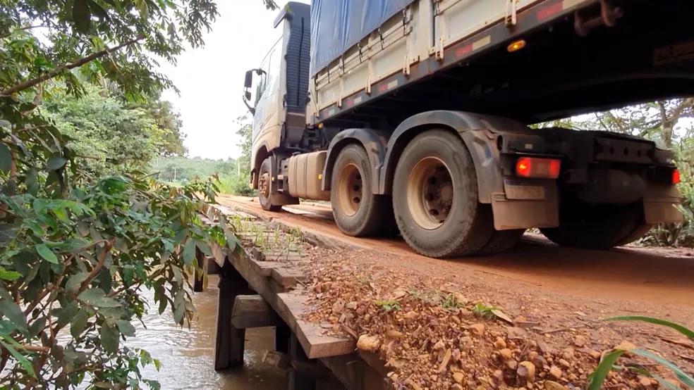 Caminhoneiros reclamam das péssimas condições e atoleiros na BR-324 no Sul do Maranhão