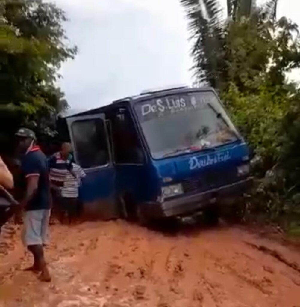 Ônibus perde o controle na lama e quase termina em tragédia devido as péssimas condições da MA-247