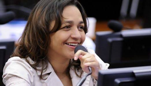 Partido de Eliziane Gama pede no STF a suspensão de missas e cultos religiosos