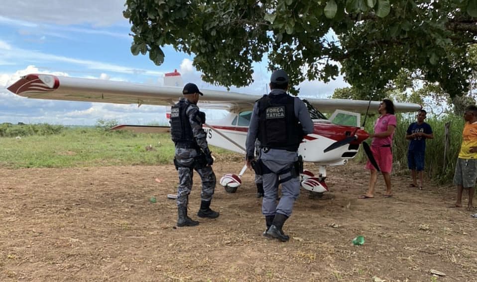 Polícia Militar realiza apreensão de avião, após manobras perigosas em praia de Nova Iorque no MA