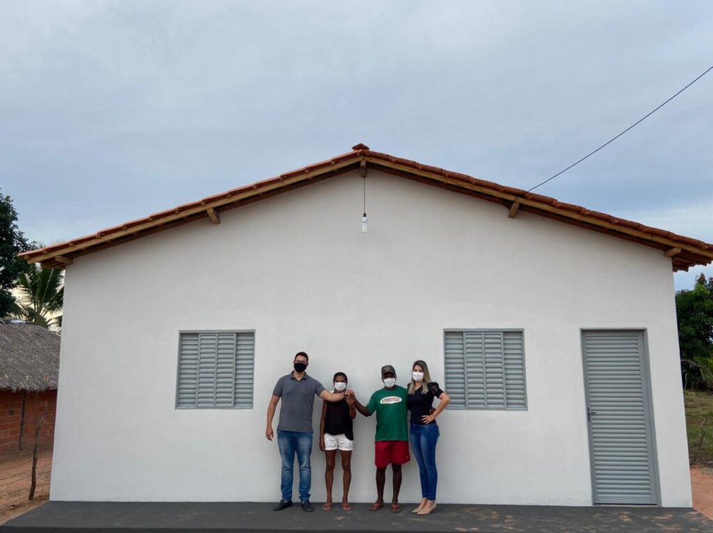 Prefeito Ruggero Felipe entrega a primeira casa popular construída com seu próprio salário em Riachão