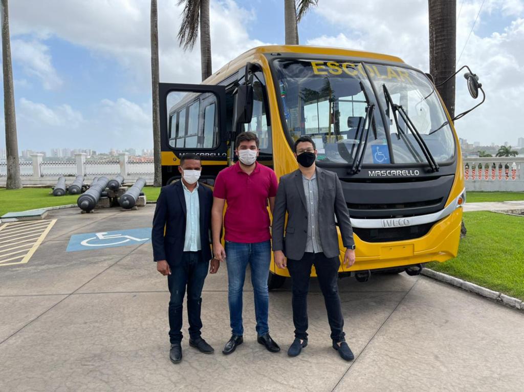 Ruggero Felipe recebe novo ônibus escolar para Riachão