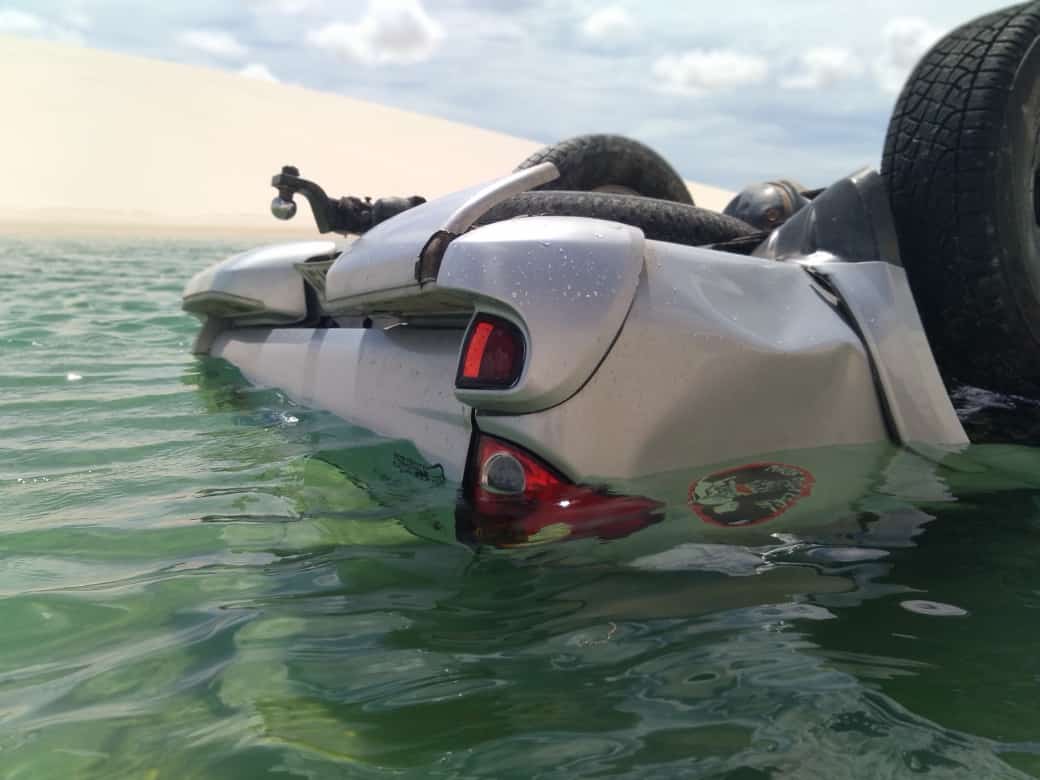 Veículo com família capota nos Lençóis Maranhense e cai em lagoa; veja o vídeo