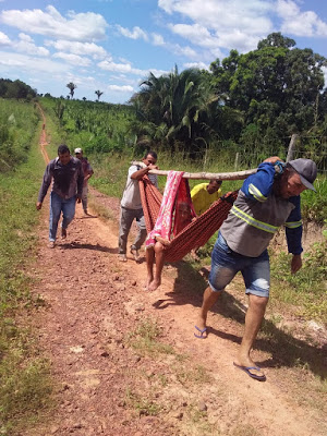 Idosa doente é transportada em rede na zona rural de São Luís do Gonzaga no Maranhão