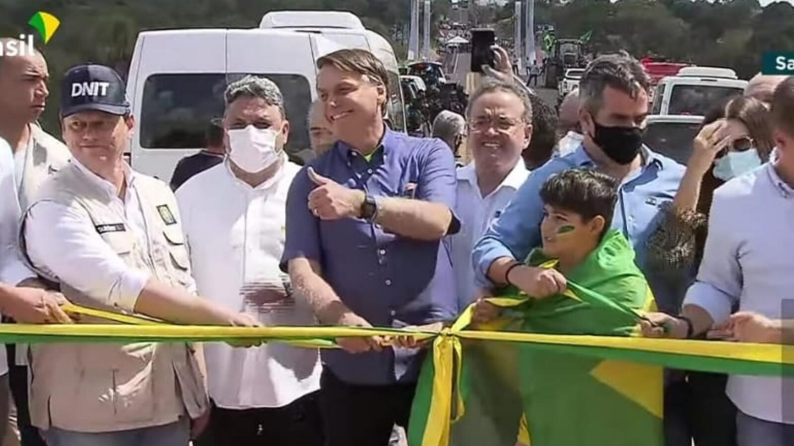 Bolsonaro inaugura ponte na divisa do MA com PI e recebe título de cidadão imperatrizense em Imperatriz