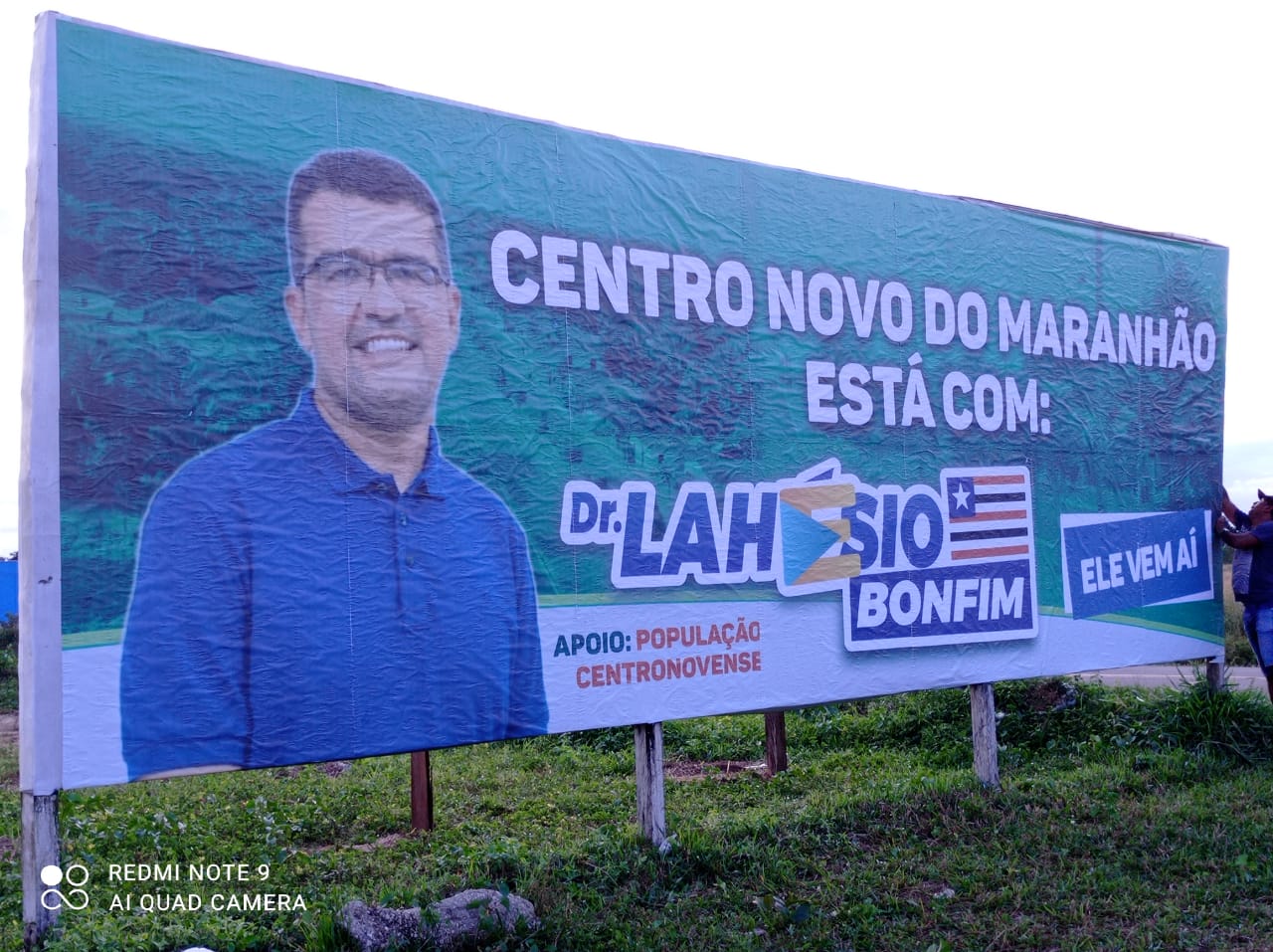 Prefeito Júnior Garimpeiro de Centro Novo manda retirar outdoor em apoio ao pré-candidato à governador Lahesio Bonfim