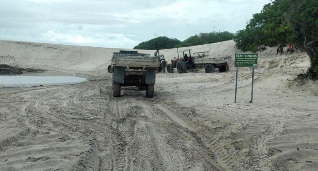 Tratores são flagrados retirando areia para construções privadas no Parque dos Lençóis Maranhense em Santo Amaro