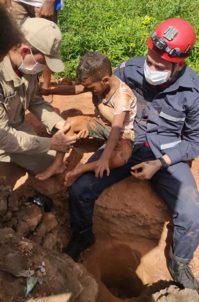 VÍDEO: Bombeiros resgatam criança que caiu de um buraco em Timon