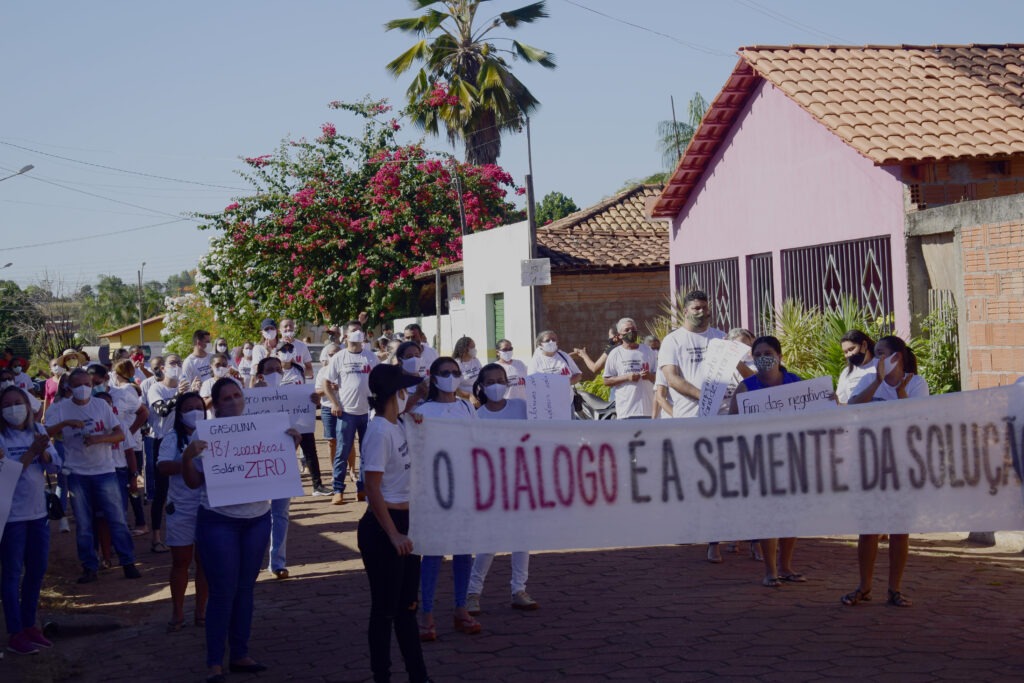 Moradores e servidores vão às ruas contra descaso da gestão de Beto Regis em São João do Paraíso