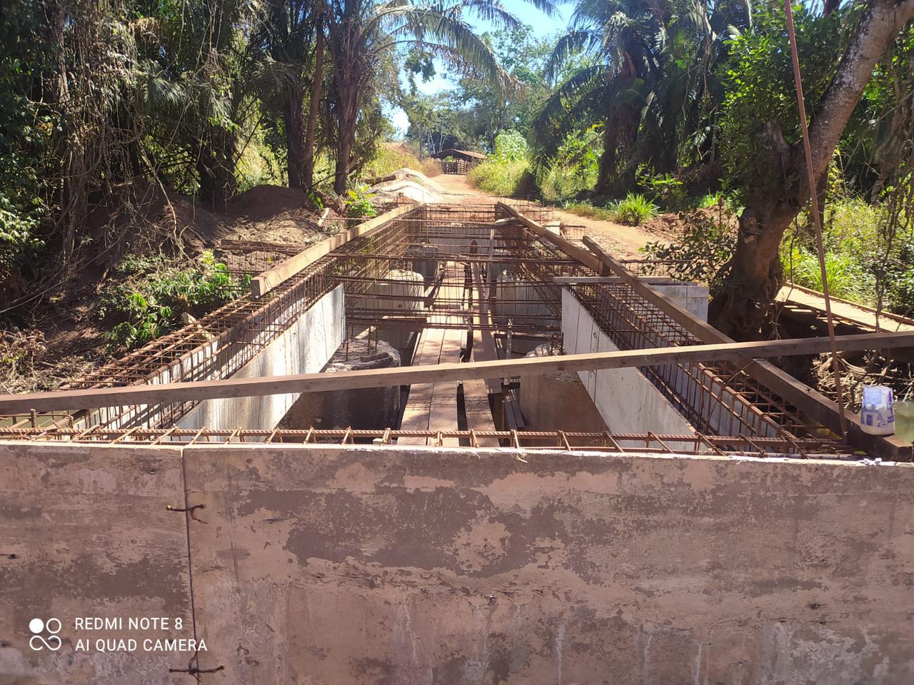 Vereador mostra ponte abandonada há quase dois anos pela gestão de Beto Regis em São João do Paraíso