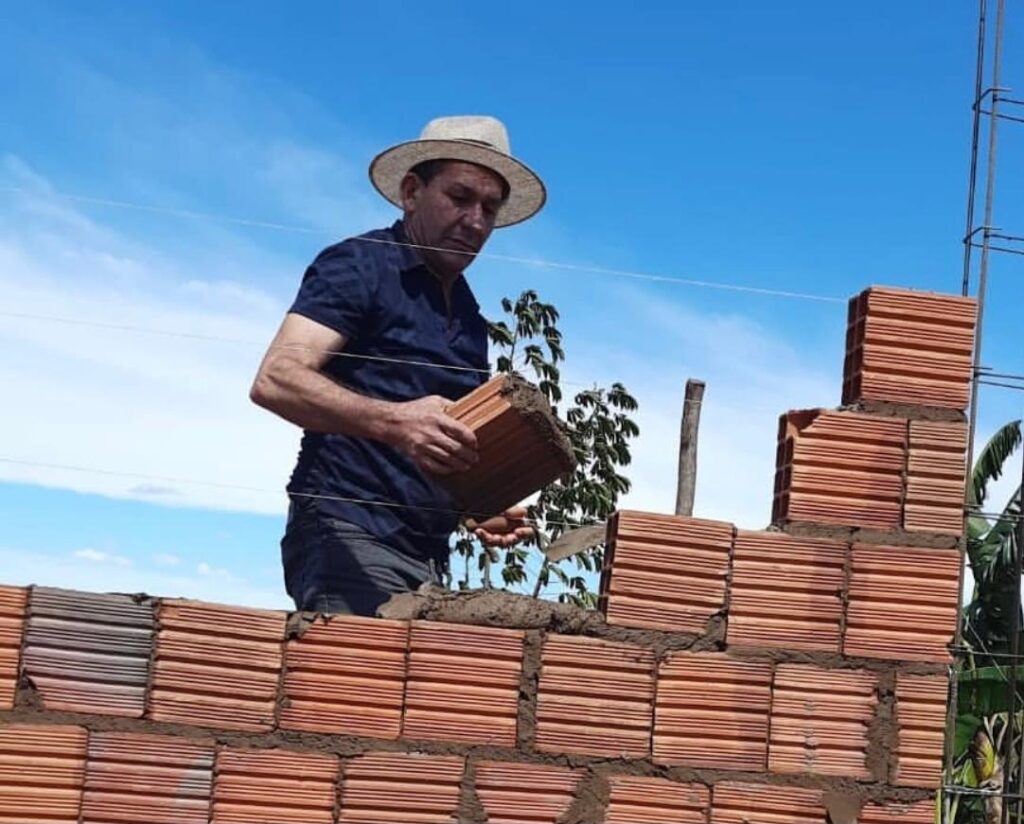 Prefeito de Formosa da Serra Negra ajuda na construção de casas para famílias carentes