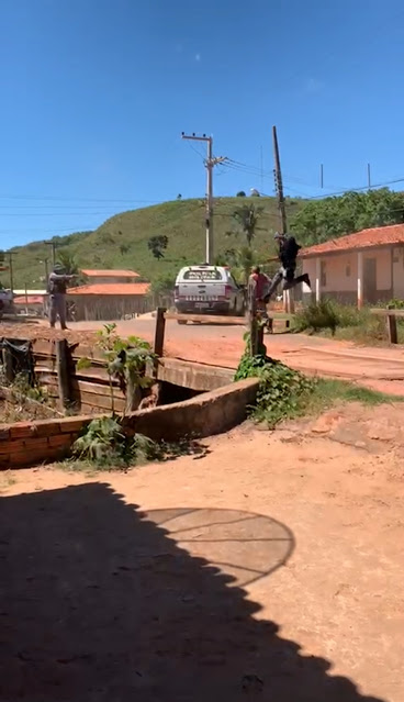 VÍDEO: homem tenta atacar policiais e acaba levando vários tiros no MA