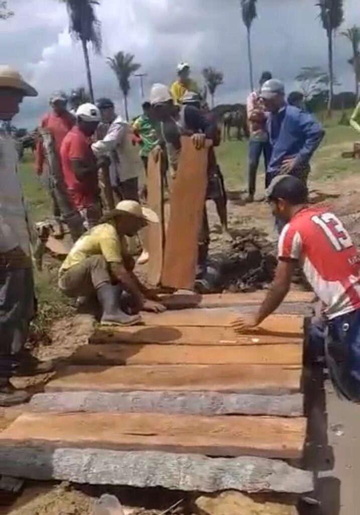 VÍDEO: cansados de esperar pela Prefeitura de Vitória do Mearim, moradores improvisam ponte