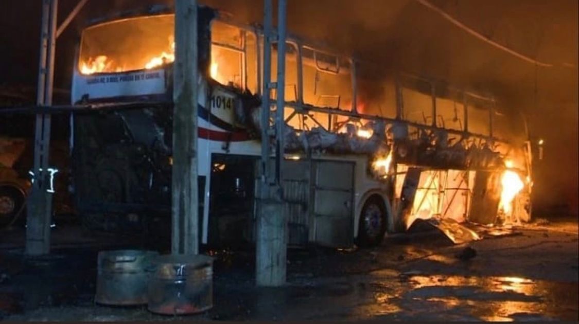 Ônibus pega fogo em garagem no interior do Maranhão