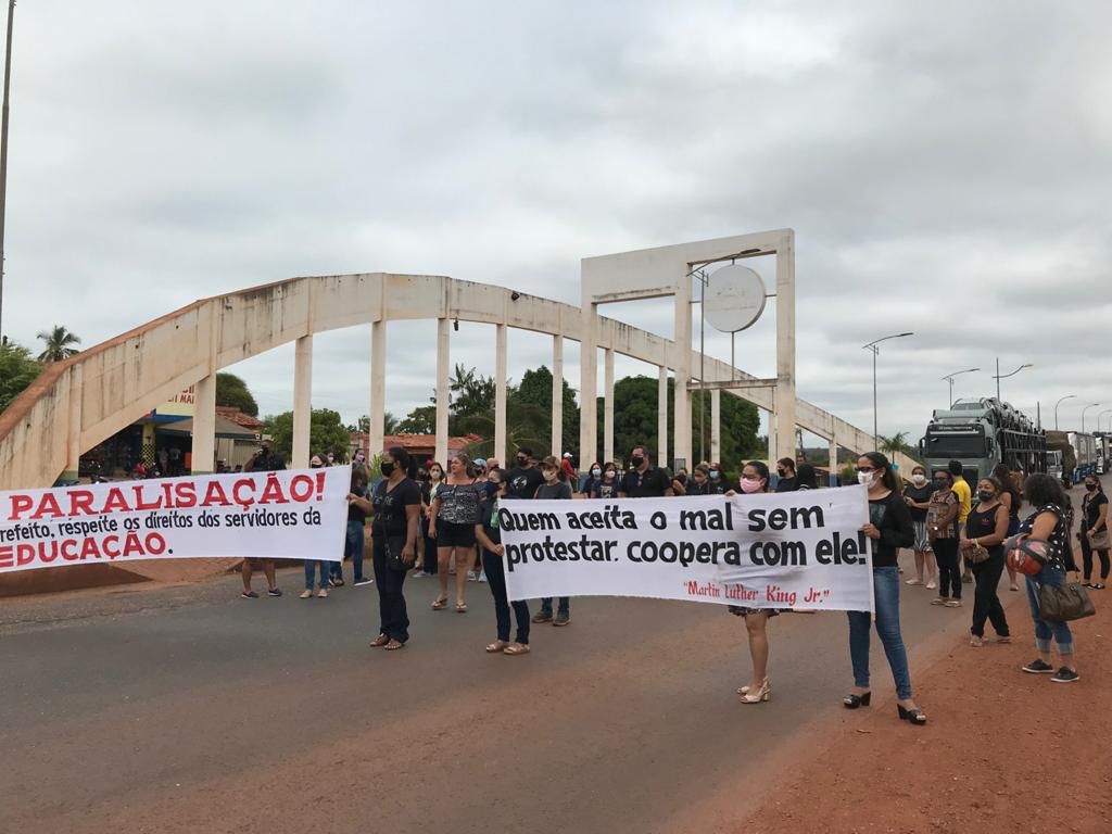 Professores fecham rodovia contra o descaso da gestão de Léo Cunha com a Educação em Estreito