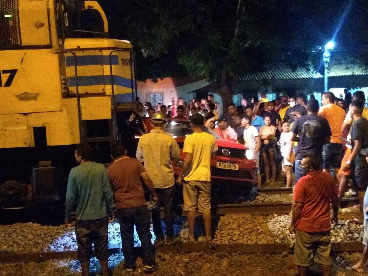 Vídeo mostra exato momento em que carro fica preso em trilho e é destruído por trem no Maranhão