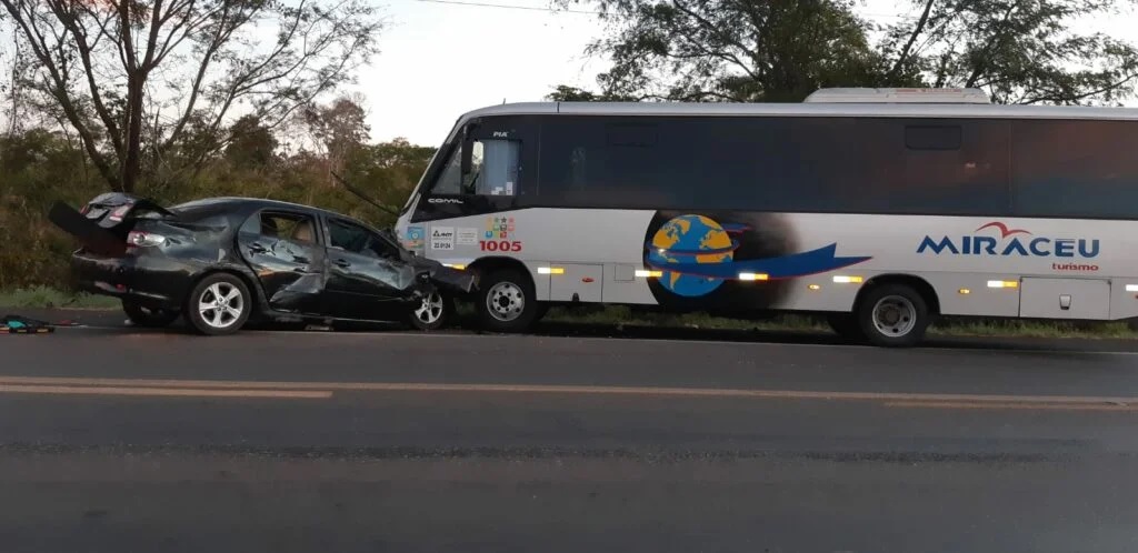 Acidente entre ônibus e carro termina com uma morte em Caxias