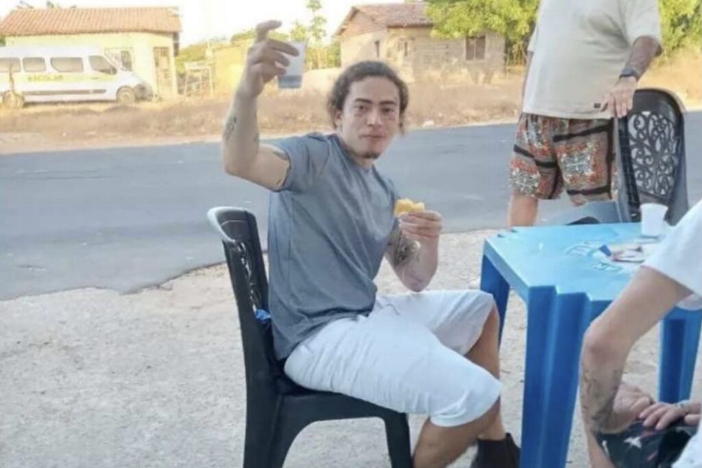 Whindersson Nunes é flagrado tomando café da manhã às margens de rodovia no Maranhão