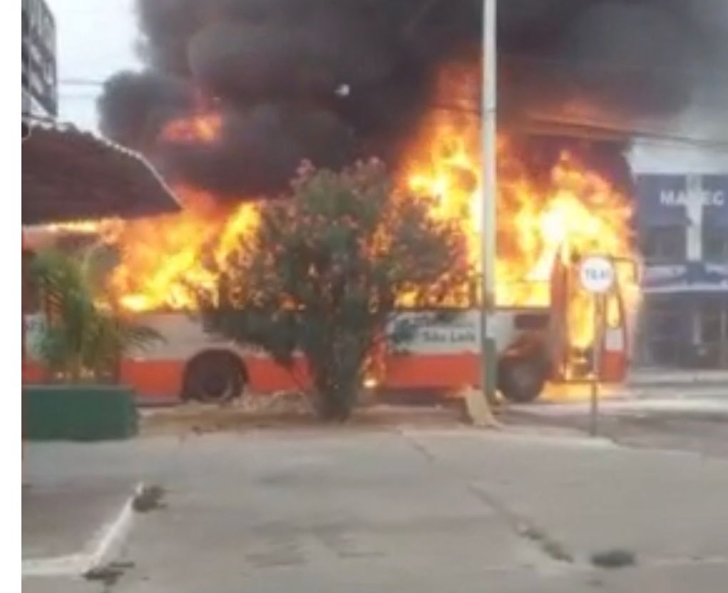 Ônibus é consumido pelas chamas em São Luís