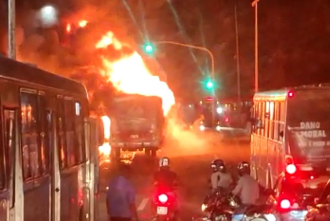 Em menos de cinco dias, segundo ônibus pega fogo em São Luís