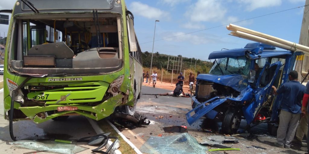 Ônibus desgovernado provoca grave acidente com uma morte, motorista preso as ferragens e princípio de incêndio na Estrada de Ribamar