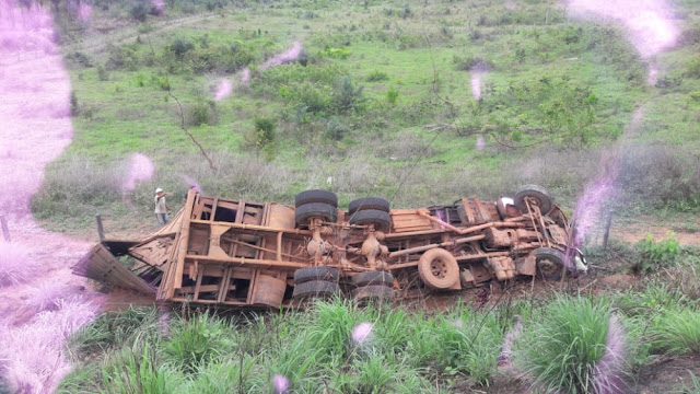 Motorista morre após caminhão sair da pista e capotar na BR-010 em Açailândia