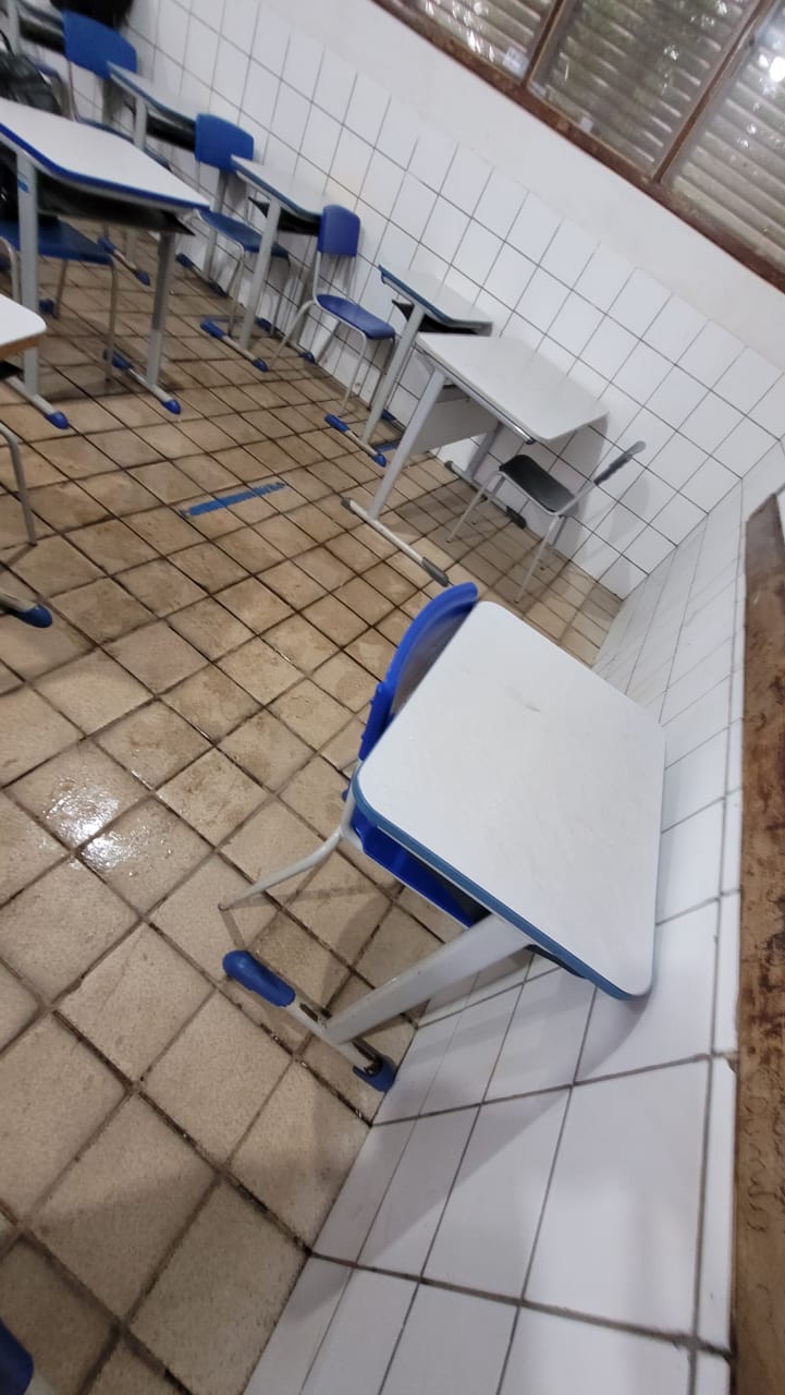 Alunos fazem apelo a Felipe Camarão após escola estadual ter aulas suspensa devido a infiltrações