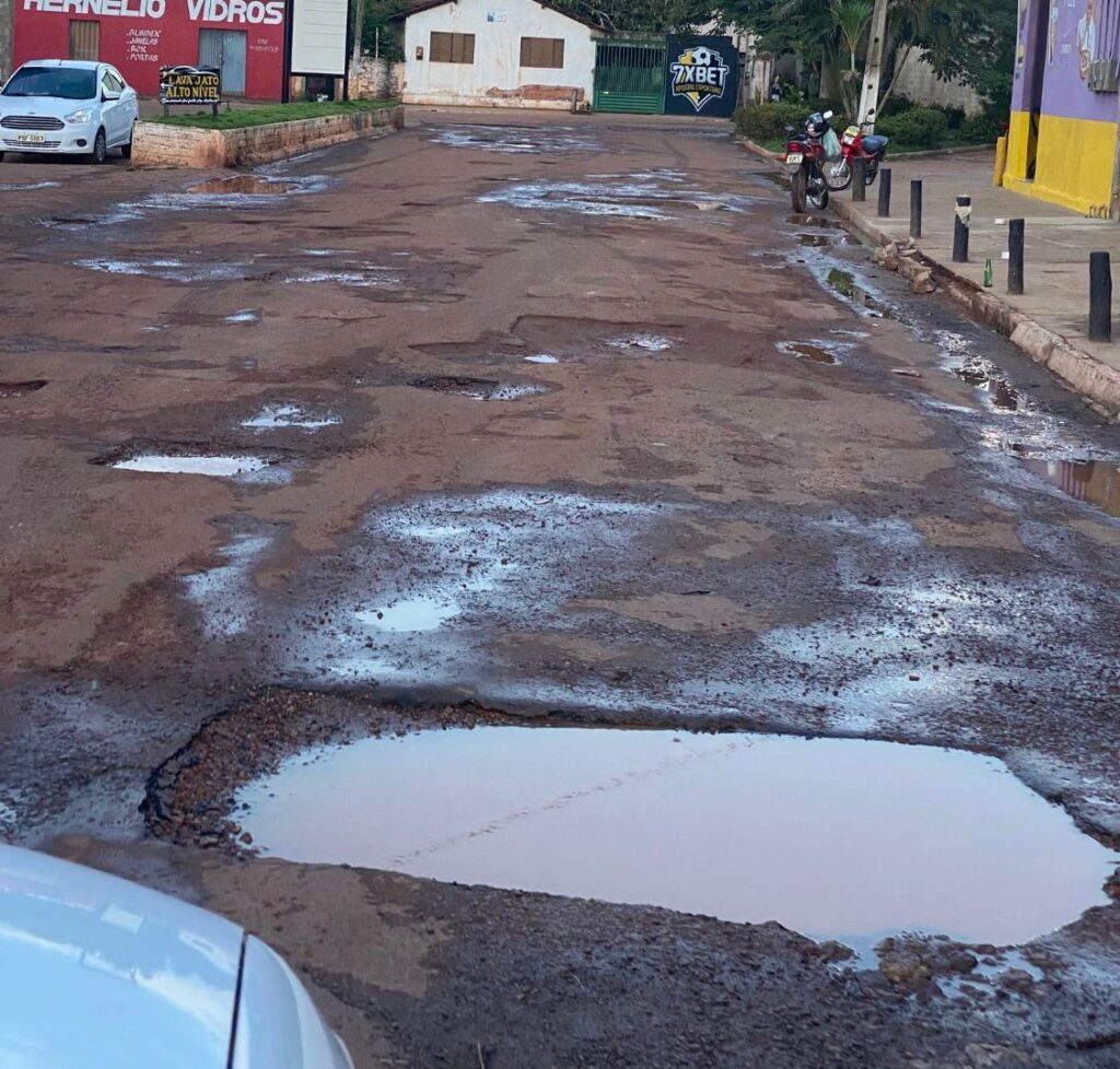 Buracos se multiplicam pelas ruas do centro de São João do Paraíso