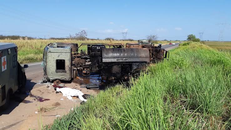 Caminhão do exército tomba e mata militar esmagado no Campo de Peris