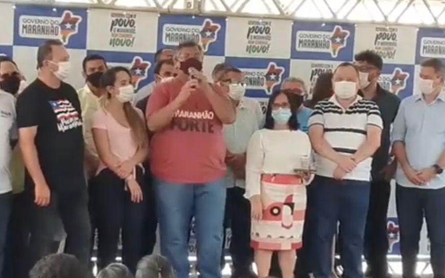 VÍDEO: Prefeita de Chapadinha do PL é constrangida por Flávio Dino durante evento em seu município