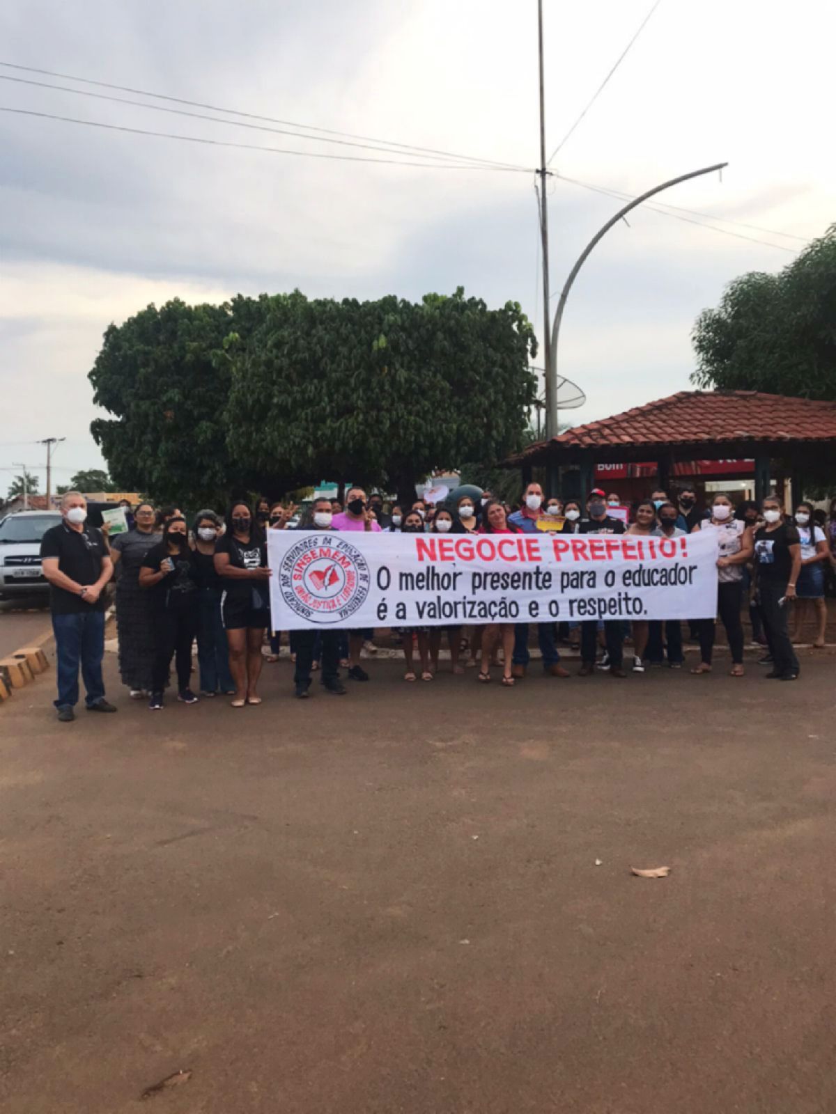 Dia do Professor é marcado por protesto na gestão de Léo Cunha em Estreito