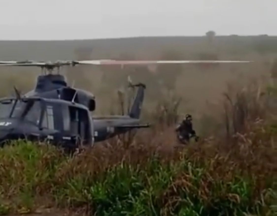 Com apoio de helicóptero, PRF apreende caminhão carregado de madeira em São Francisco do Brejão