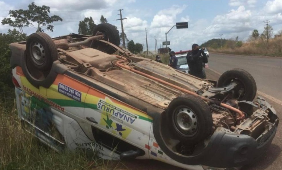 Ambulância de Anapurus capota na BR-222 em Vargem Grande