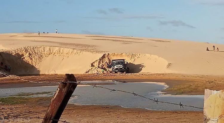 Caminhões retiram areia no Parque dos Lençóis Maranhense em Tutóia