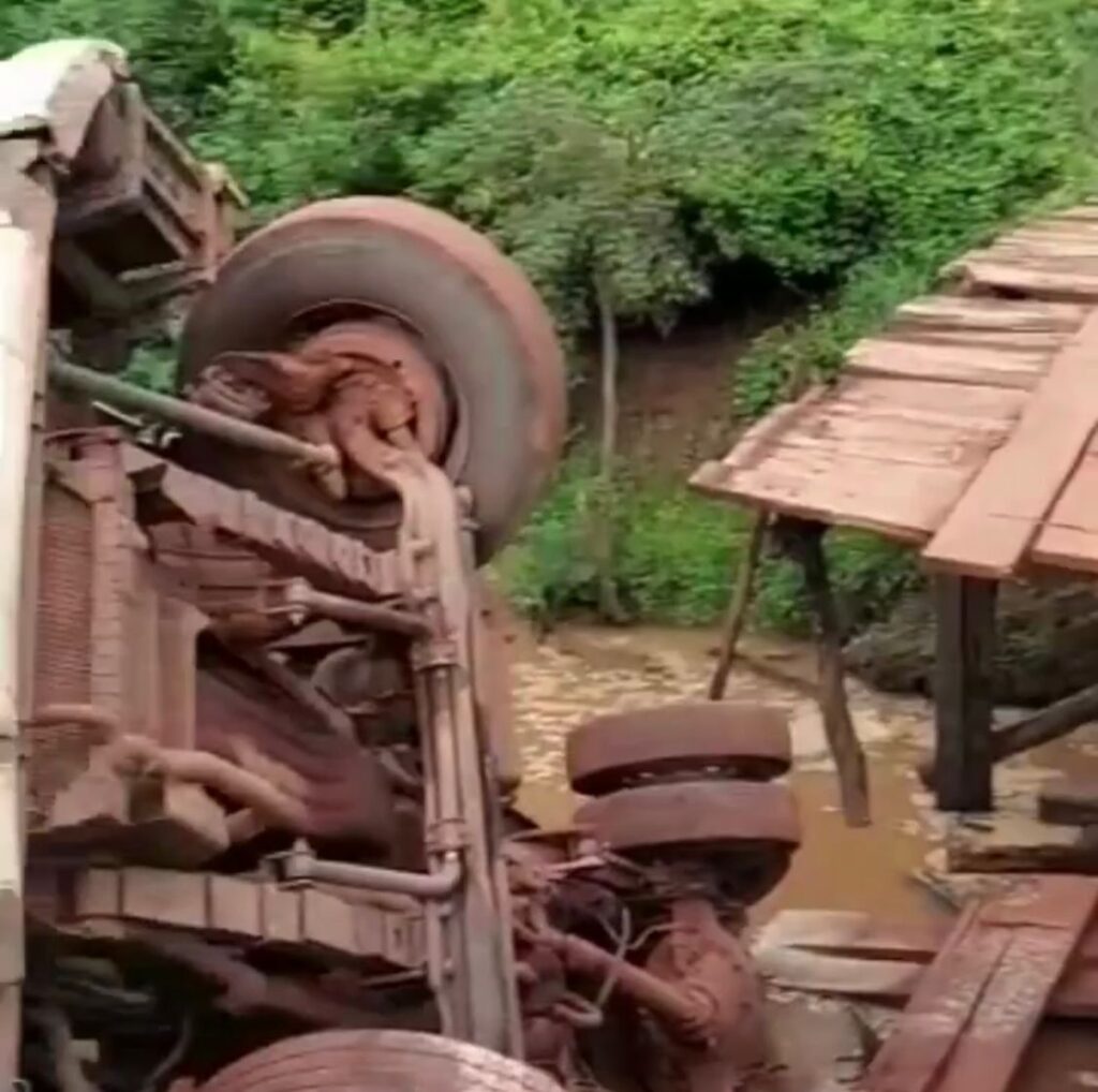 Caminhão cai em rio após ponte desabar na zona rural de Itapecuru Mirim