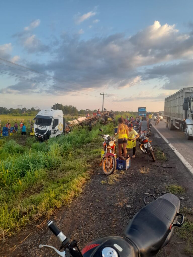 Carga de cerveja é saqueada após acidente com carreta na BR-135 em Matões do Norte