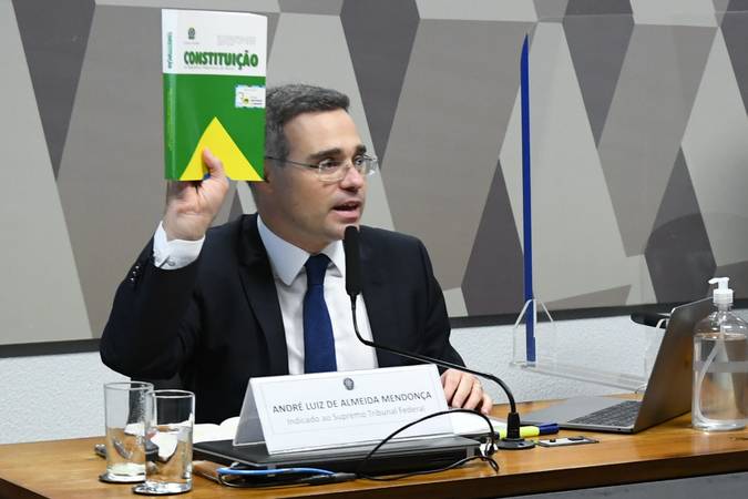 Senado aprova indicação de André Mendonça ao STF