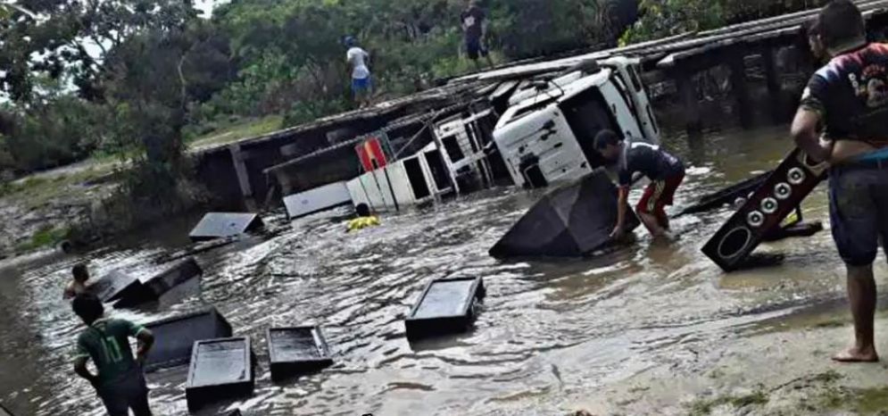 Caminhão com aparelhagem de som cai em rio na zona rural de Anapurus