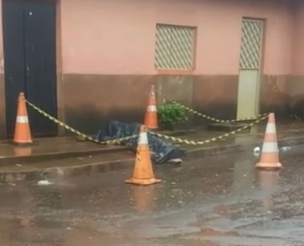 Corpo pega chuva e aguarda há quase 24 horas chegada do IML em Estreito