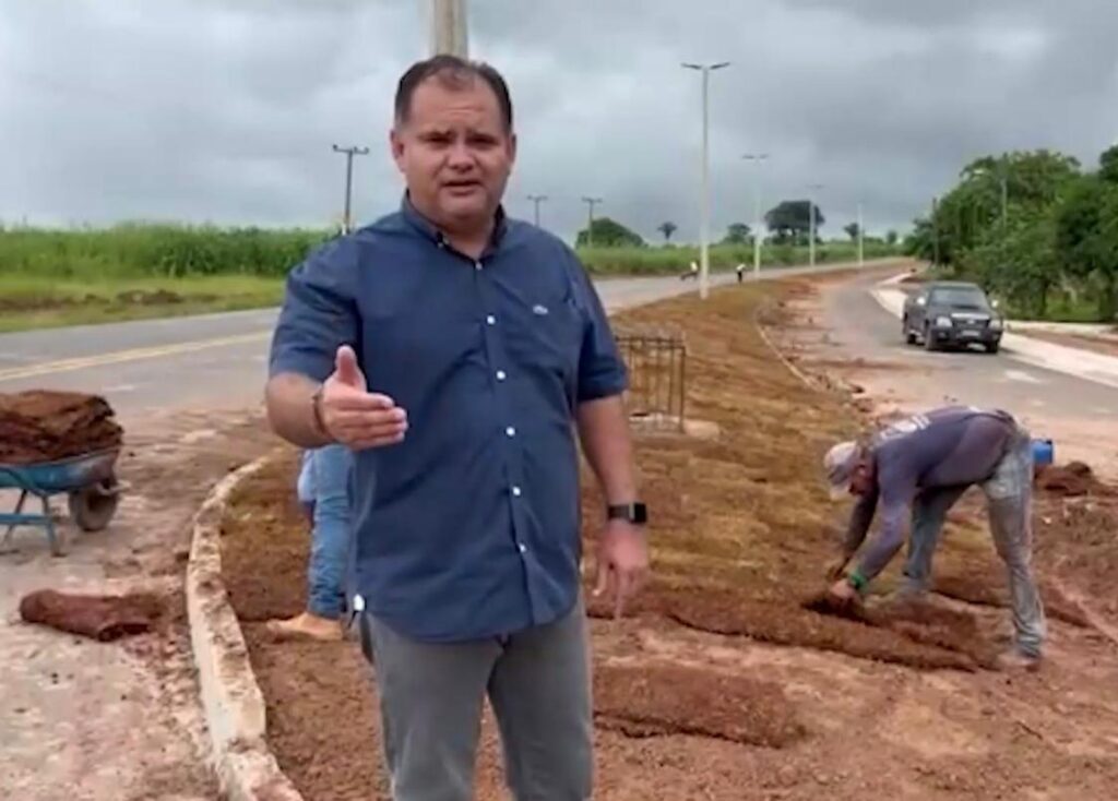 Prefeito do Tocantins diz que usaram ônibus da Prefeitura de Carolina para roubar gramas de obra do município