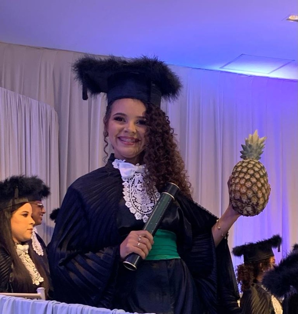 Jovem maranhense leva abacaxi para formatura em homenagem aos pais agricultores